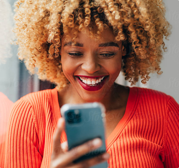 Vrouw lacht naar telefoon